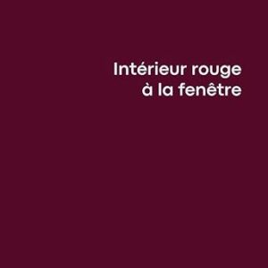 Intérieur rouge à la fenêtre